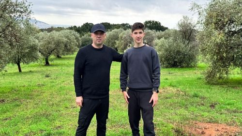 O familie de români s-a apucat de producția de ulei de măsline și are propria livadă, în Creta/ Cosmin Filipaș: „Într-o lume în care se vorbește mult despre sustenabilitate, dar puțin se face, noi am ales să plantăm rădăcini. La propriu”