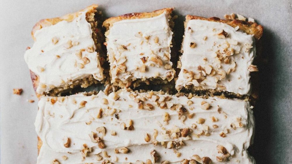 Prăjitură cu morcovi și cafea, o versiune mai lejeră a clasicului carrot cake, care nu are nevoie de mixer pentru preparare 
