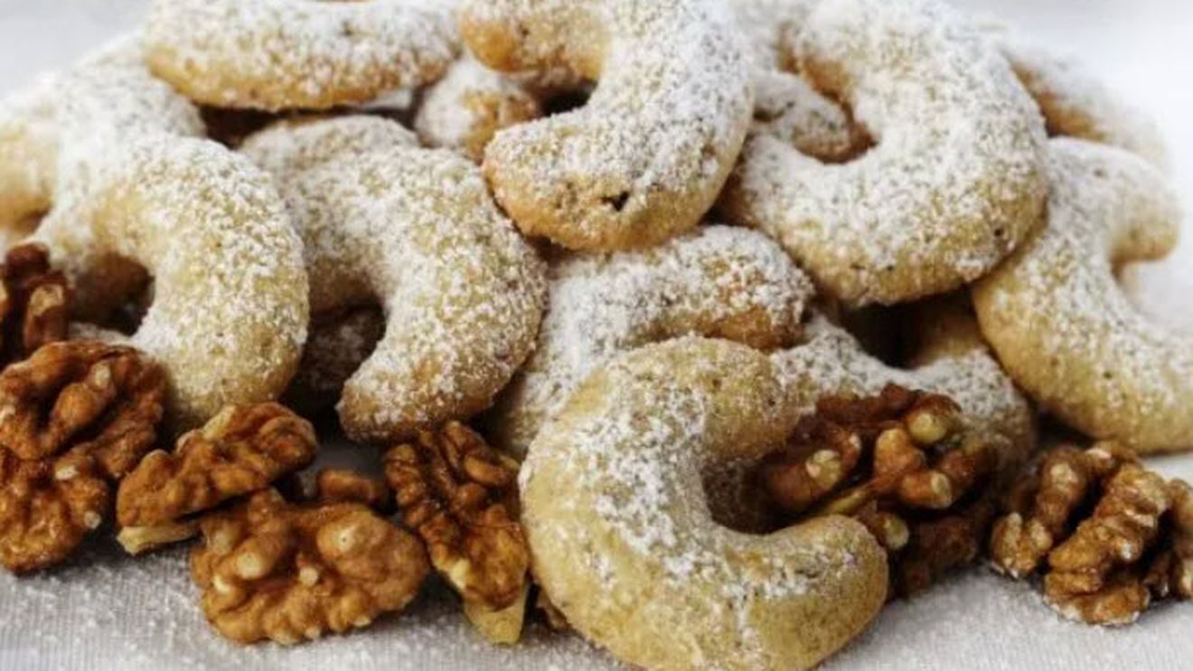 Prăjituri de Crăciun: Semilune din aluat fraged cu nucă/ Pentru masa de Crăciun, un cadou home made sau, de ce nu, o surpriză pentru Moș Crăciun