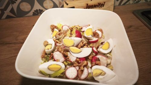 Rețetele Juanitei | Salată de vară cu andive, ouă fierte și nuci/ Asezonată cu vinegretă de muștar Dijon