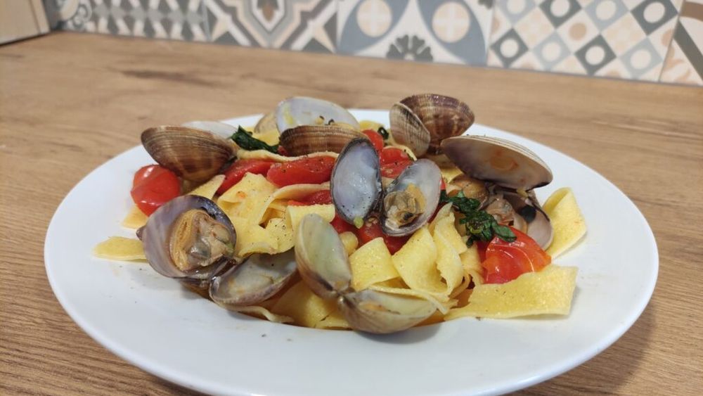 VIDEO Rețetele Juanitei: Paste cu scoici, preparatul mediteranean care va face musafirii să te considere un chef