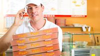 „Angajez exclusiv bărbați”. Anunțul pizzeriei fostului prezentator MasterChef a stârnit controverse. De ce vrea echipa formată doar din tineri între 18 și 25 de ani