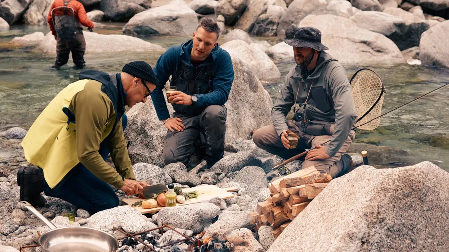 Stanley Tucci gătește în aer liber alături de localnici în „Tucci in Italy 2”, explorând tradițiile culinare regionale italiene