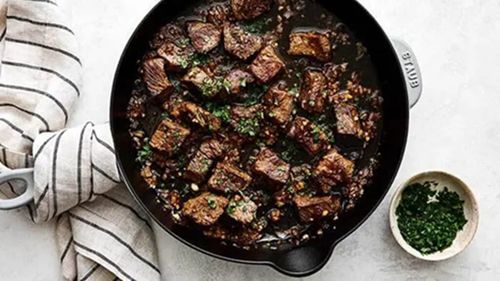 Bucăți de friptură în unt cu usturoi / O masă de prânz ușoară și rapid de făcut, pentru o sursă bună de proteine