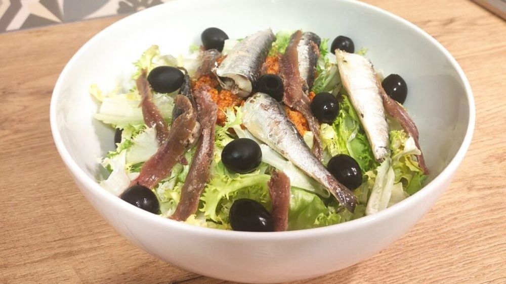 VIDEO | Rețetele Juanitei: Xató sau Xatonada, o salată lejeră cu gusturi de mare și pământ, un fel de mâncare din zona litoralului catalan