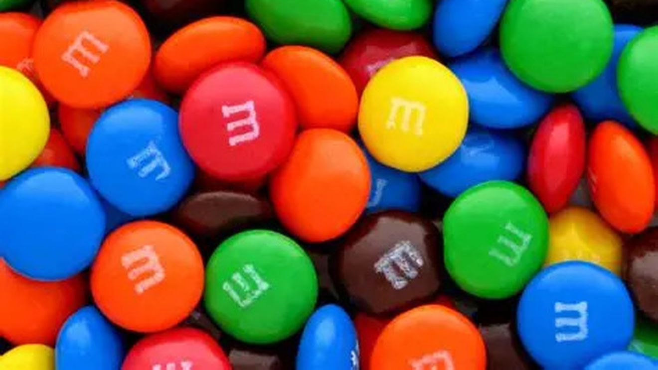 M&M's renunță temporar la două culori celebre. Revoluția coloranților afectează și cunoscutele bomboane