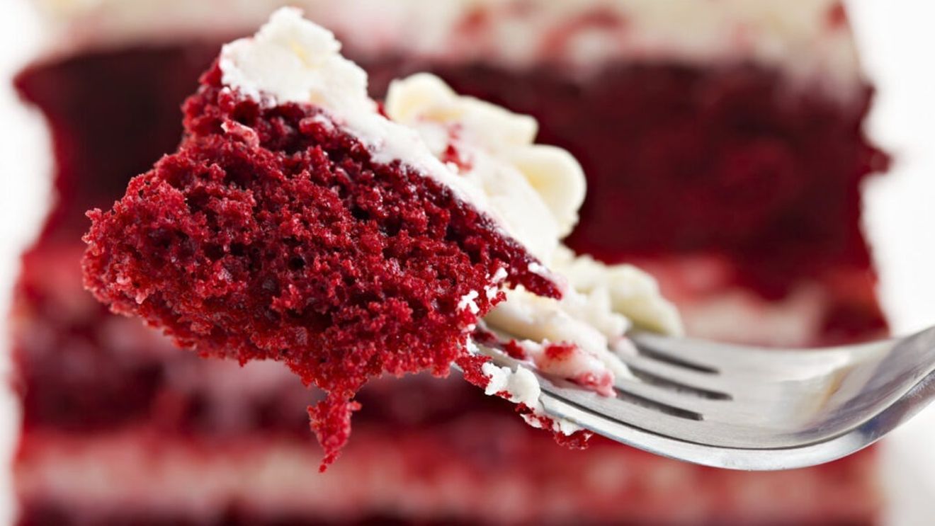 Ceva dulce | Tortul „Red Velvet”: Primele rețete apar în cărți de bucate din anii 1800 / Dezbaterea despre cum a devenit roșu acest tort continuă și  în prezent /  „Nu e atât despre gust, cât despre culoare. Trebuie să fie cu adevărat roșu, să aibă un parfum dulce și un iz ușor acrișor de la laptele bătut”
