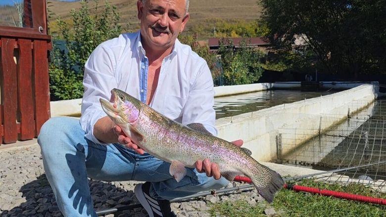 Pasiunea pentru pescuit, transformată într-o afacere de familie la Dârlos / Ovidiu Farcaș crește pește, coace pâine și gătește pentru turiști chiar lângă lac