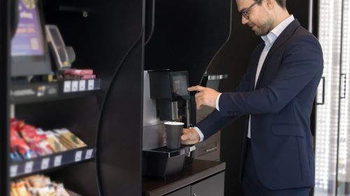 Automatele de cafea, interzise într-un orășel din Italia / Primarul își motivează decizia prin faptul că angajații primăriei pierd prea mult timp în pauzele de cafea