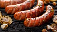 Șapte alimente pe care chefii Michelin spun să nu le pui pe grătar / Cu ce poți înlocui cârnații și burgerii