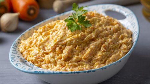 Havuç Tarator sau salată de morcovi cu iaurt, asemănătoare cu tzatziki grecesc, dar fără castraveți. Un preparat din gastronomia turcească bun la micul dejun dar și ca garnitură pentru prânz sau cină