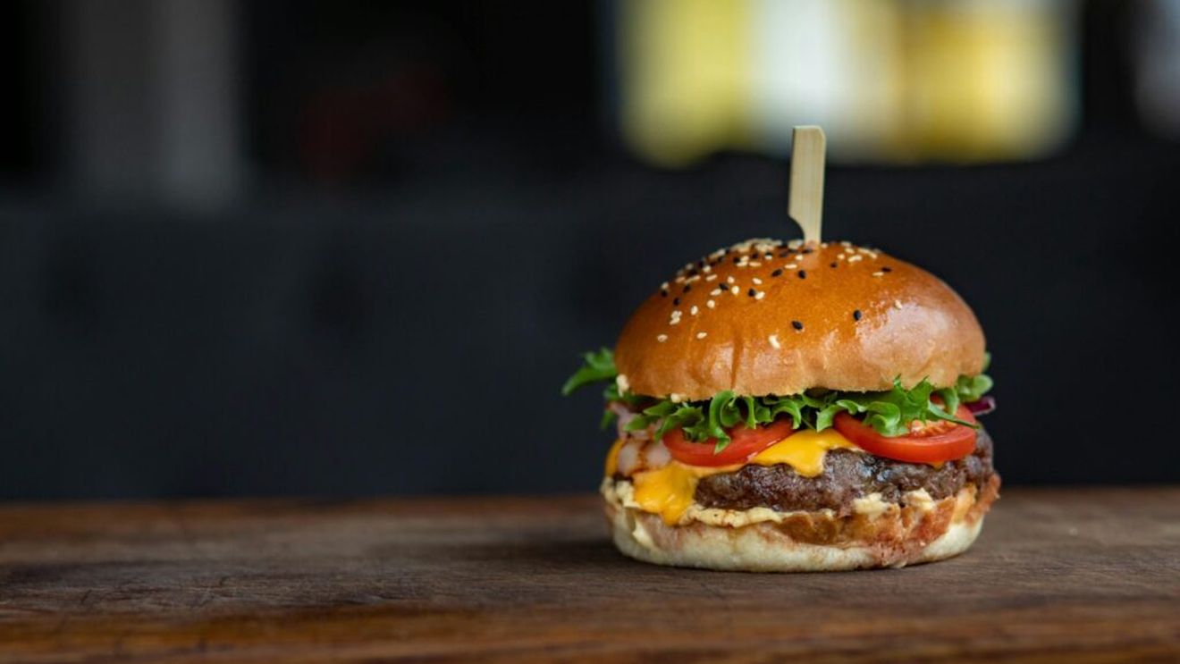 Sfaturi și instrucțiuni: Cum gătesti un burger cât mai sănătos la tine acasă? / Fast-food gătit fără excese în propria bucătărie