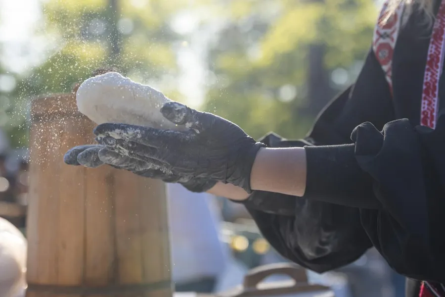 festival-suflet-de-romania-savrasin-paine-aluat-maini