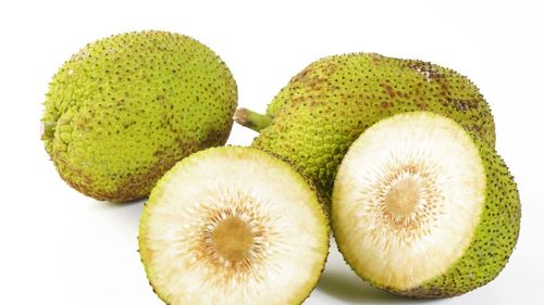 De ce este considerat breadfruit-ul un superaliment complet și sustenabil / Poate fi transformat în făină fără gluten, utilizată în rețete de pâine, prăjituri sau sosuri / Semințele sunt comestibile și pot fi prăjite sau fierte