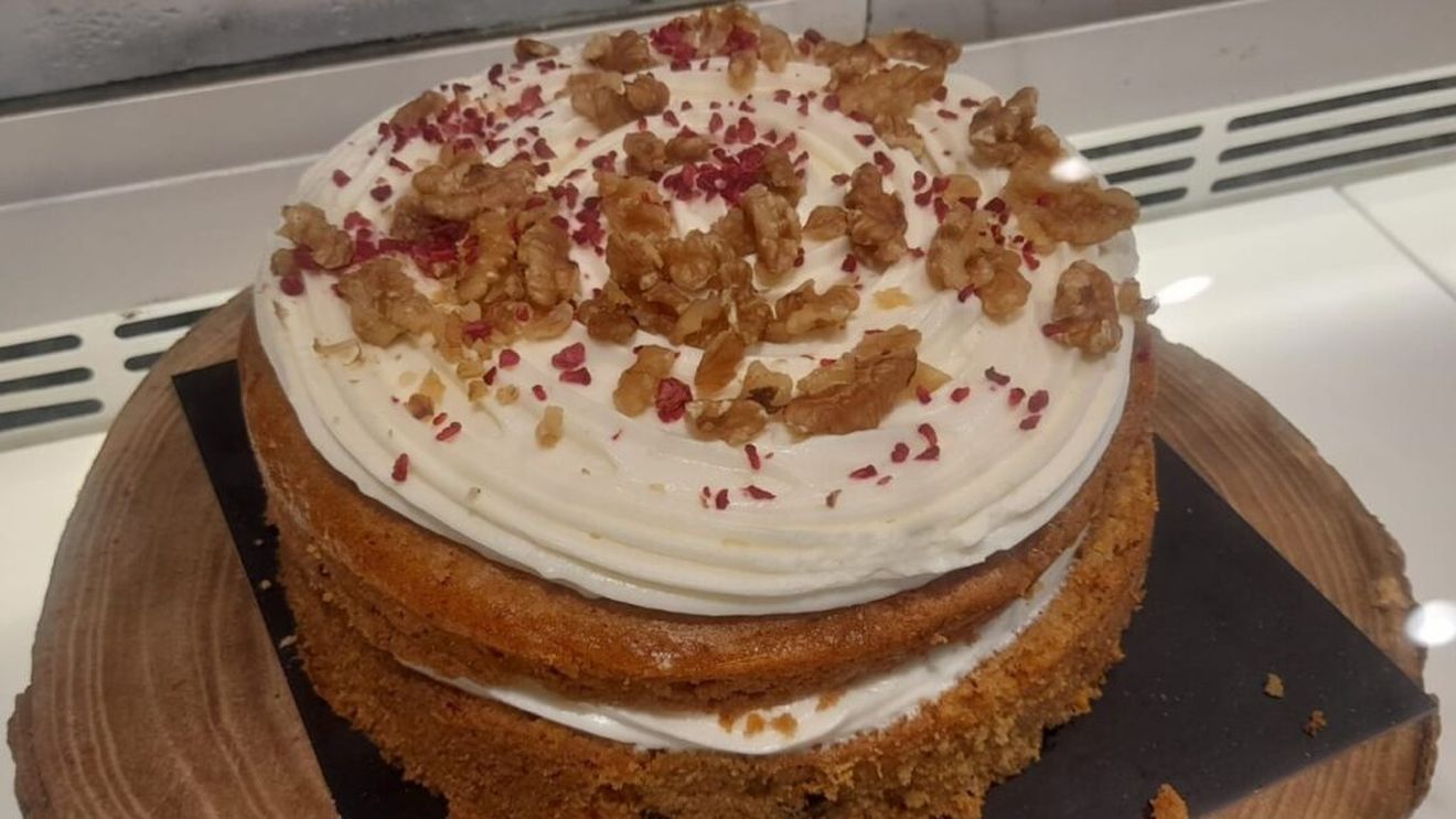 Ceva dulce: Carrot cake - tortul cu care să îți întâmpini musafirii de Sfinții Mihail și Gabriel/ Rețeta lui Jordi Cruz, catalanul cu trei stele Michelin