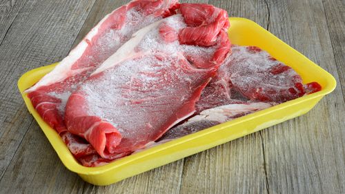 Cât timp rezistă carnea crudă la congelator și cum testezi dacă mai e bună pentru consum / Câte luni poți păstra puiul, porcul și vita
