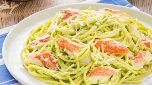 Pastele de vineri seara. Spaghetti cu cremă de avocado cu lămâie și bucățele de surimi - ideale pentru vară