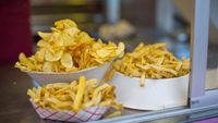 Ziua internațională a cartofilor prăjiți. Chiar dacă se numesc „french fries” sunt, de fapt, belgieni. Iată secretul pentru ca să-ți iasă la fel de crocanți ca la restaurant