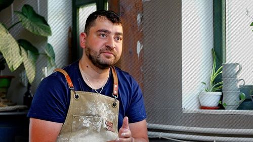 VIDEO | Marinel Györfi, meșterul olar care a readus la viață, după 300 de ani, ceramica albastră de Saschiz: „În loc să-ți faci gardul mare, îți faci masa mare. Asta-i țara pe care o vreau eu!”