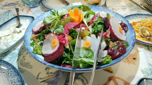 FOTO „Ce am mâncat nou în vacanță”:  Salata Amasra, în care legumele tari sunt tăiate în formă de flori