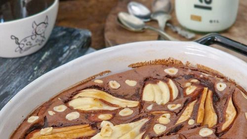 Clafoutis cu pere și ciocolată, un desert delicat și pufos pentru Crăciun