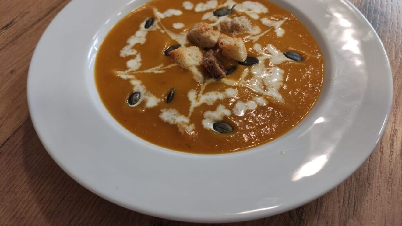 Rețetele Juanitei: Supă de dovleac copt, crutoane de pâine cu usturoi și semințe. Ne pregătim pentru Halloween