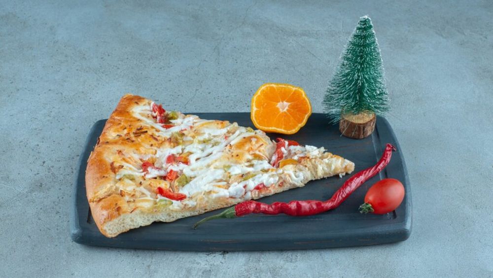 O cină simplă la cuptor, dacă a rămas multă pâine din zilele anterioare. Tartă stil pizza Margherita, cu blat din pâine uscată. Retetă antirisipă plină de gust