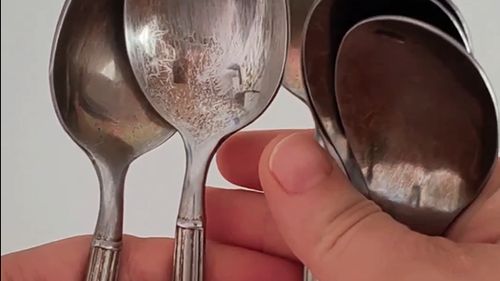VIDEO | Tacâmurile s-au înnegrit? Nu le arunca. Trucul simplu cu bicarbonat care le poate reda strălucirea