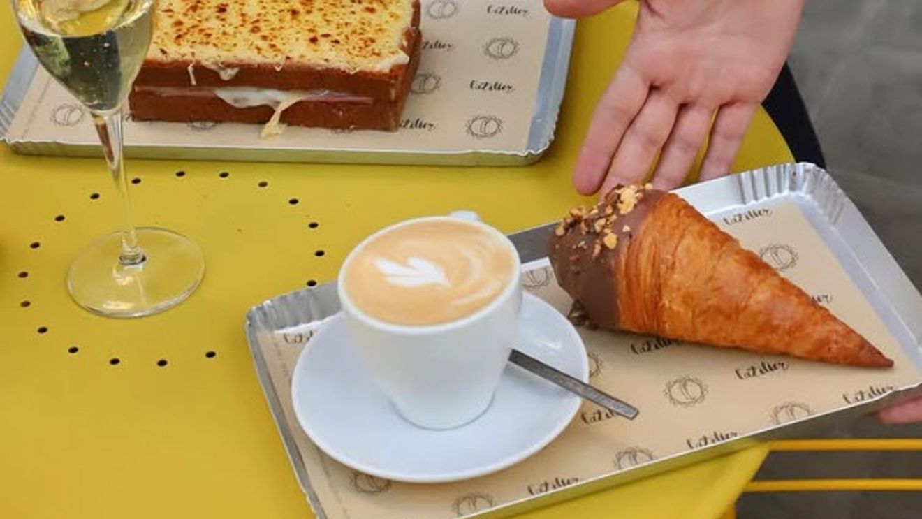 VIDEO Croissantul capătă noi forme/ Imaginația patiserilor barcelonezi a creat produse gourmet unice/ Între ele cel mai bun croissant din Spania