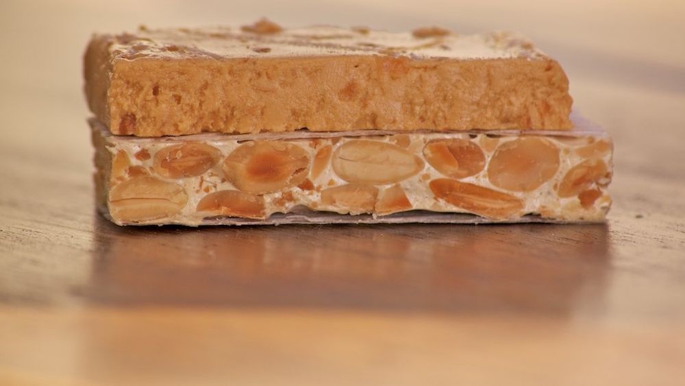 Autenticitatea desertului tradițional spaniol „turrón”, amenințată de migdalele americane? / Deși este fabricat în Alicante, marile companii aleg adesea să folosească migdale din Statele Unite, cel mai mare producător mondial: „Pare o înșelătorie față de consumator”