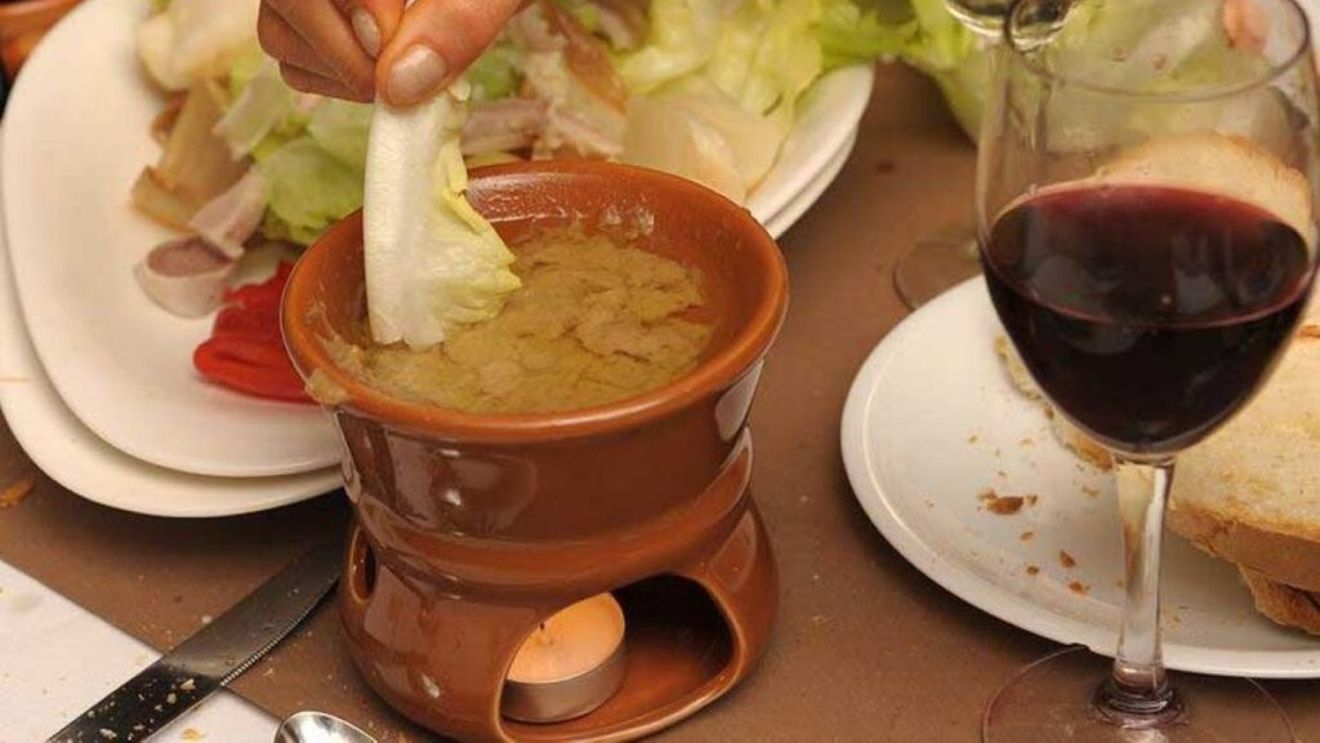 Bagna càuda, sosul cald care îți deschide apetitul pentru legume iarna. Se prepară din doar trei ingrediente, baza fiind fileurile de anșoa