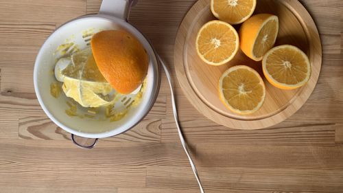 Toți stoarcem lămâi, dar o facem eficient? / Iată 6 metode comune de a obține sucul de lămâie / Doar una este cea mai eficientă