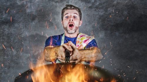 Un bărbat a ajuns la spital după ce a turnat apă pe uleiul aprins într-o tigaie / Bucătăria lui a luat foc, iar uleiul încins i-a provocat arsuri pe față și mâini 