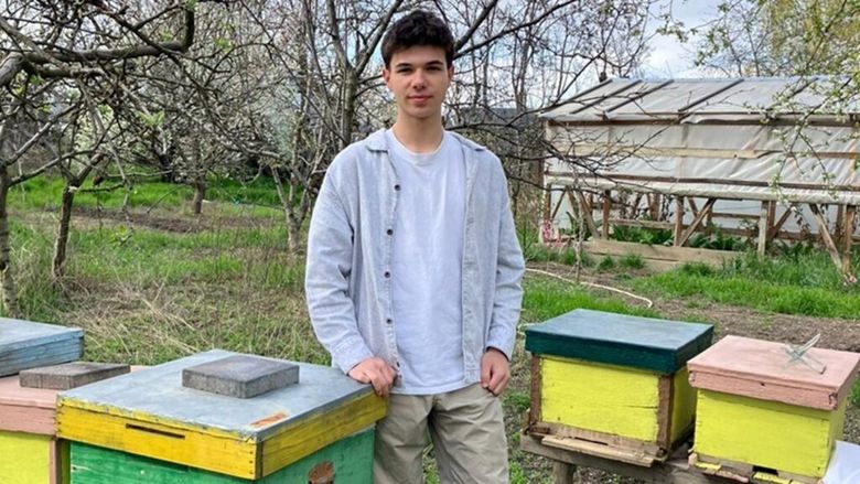Povestea elevului din Iași care a devenit apicultor din pasiune / A strâns bani singur și a ajuns la un premiu internațional, după ce a îmbinat apicultura cu tehnologia