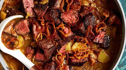 O supă inspirată din celebrul steak au poivre schimbă regulile cinei preparate acasă / Rețeta aduce friptura fragedă direct în bol și se transformă într-o supă cremoasă