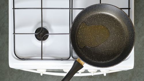 Producătorul tigăilor Tefal, somat să renunțe la „substanțele chimice eterne” din vasele antiaderente / Ce reproșează organizațiile de mediu