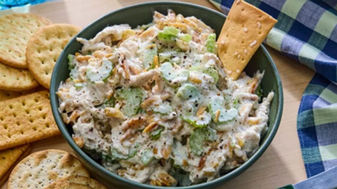 Salata de pui cremoasă care transformă resturile de la masa de duminică într-un prânz rapid și elegant / Are texturi crocante și gust proaspăt, e o rețetă simplă antirisipă, cu ingrediente puține și aromă echilibrată