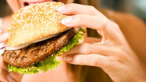 Dieta occidentală, legată de bolile cronice prin perturbarea microbiotei intestinale / Dieta este bazată pe cantități mari de grăsimi saturate, zaharuri sau cereale rafinate