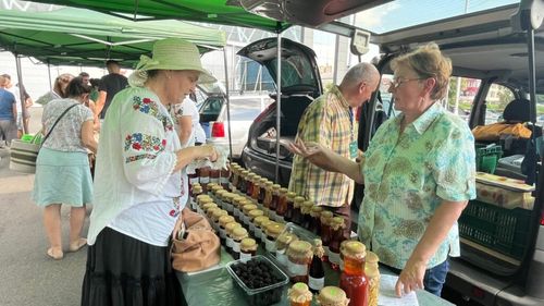 Producători mici, gusturi mari: Un cuplu de pensionari își vinde surplusul de fructe și legume din grădina proprie la conservă / Nimic nu se pierde