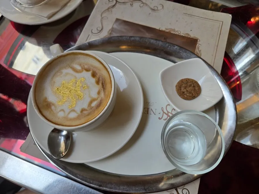 Cât costă azi o cafea la New York Café din Budapesta