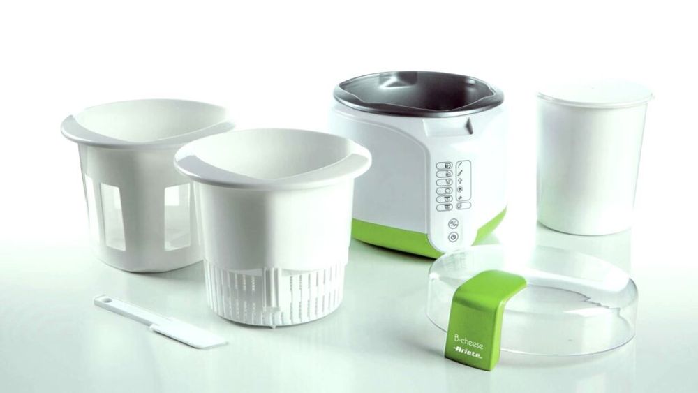Știai că îți poți face singur brânzeturi prospete fără să te pricepi la asta? Există un aparat casnic simplu de folosit, cu care prepară inclusiv iaurt