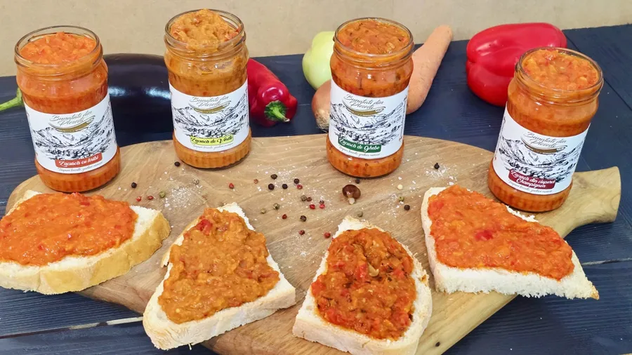 Zacuscă Bunătăți din Pleșești, patru sortimente pe felii de pâine, alături de dulcețuri din aceeași gamă artizanală