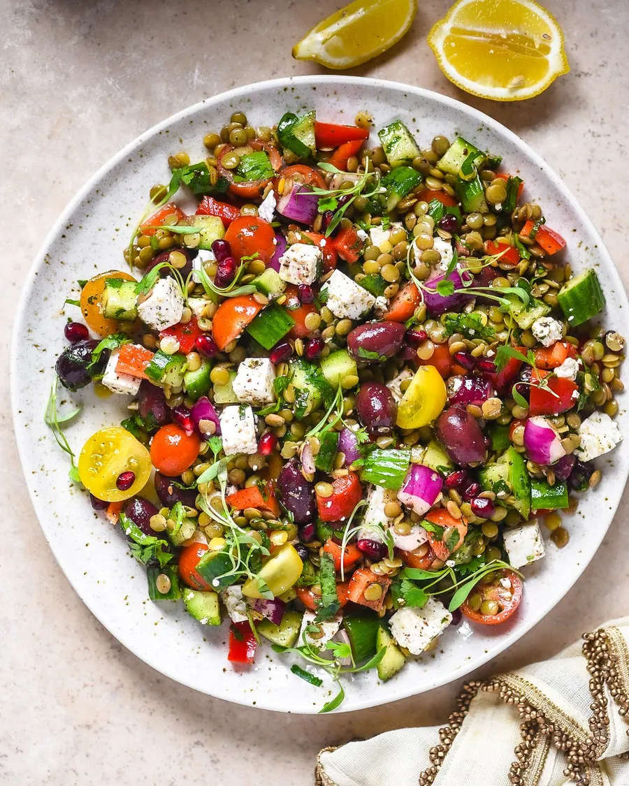 salata-de-linte-mediteraneana-cu-legume-rosii-castraveti-masline-feta