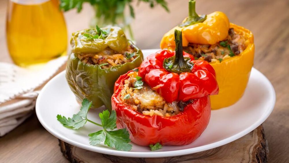 Ardei umpluți? Da, dar nu cu carne: ardei umpluți cu ton, fasole, paste. O combinație inedită de umplutură pentru ardei care se mănâncă reci