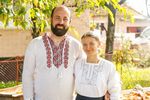 VIDEO | De la biroul unei multinaționale la grădina bunicilor / Oana Groza a renunțat la munca „de birou” din Cluj și cultivă legume în Maramureș / Surplusul îl procesează, păstrând gustul și farmecul rețetelor vechi