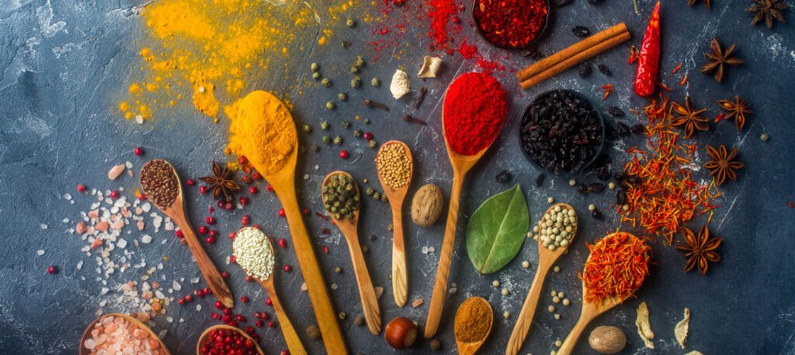 Cercetătorii japonezi au descoperit combinația de condimente care poate amplifica de sute de ori efectul antiinflamator / Ce se întâmplă când ardeiul iute este asociat cu menta