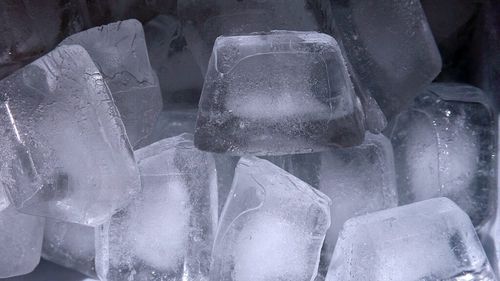 Cuburi de gheaţă contaminate, descoperite de ANPC, într-un restaurant dintr-un mall din București / „Rețelele prin care circulă apa nu au fost igienizate”