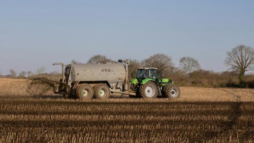 Fermier din Arad, amendat cu 110.000 de lei după ce a împrăştiat fertilizatori care au provocat miros şi disconfort în oraş