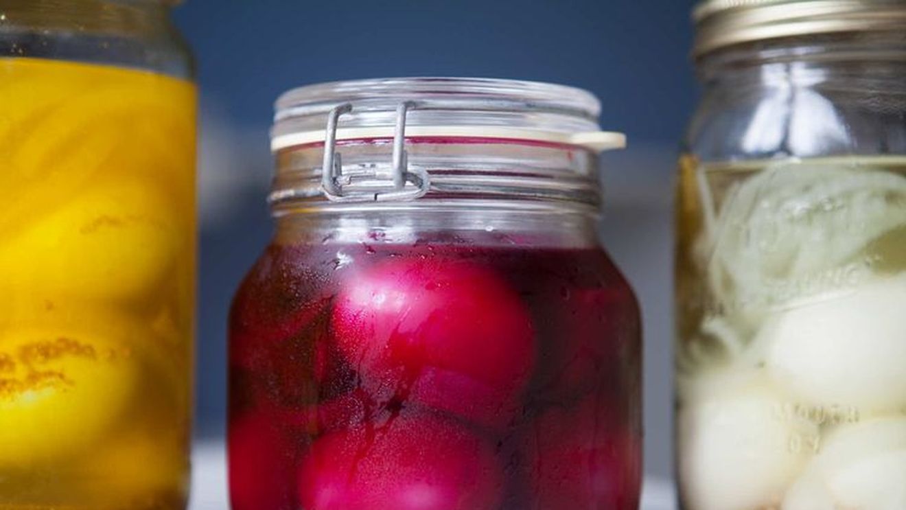 Ouă fierte conservate în oțet, la borcan, sau pickled eggs englezești. Un aperitiv disponibil în orice moment, sau un adaos de proteine la o salată, pentru un prânz sau o cină rapidă