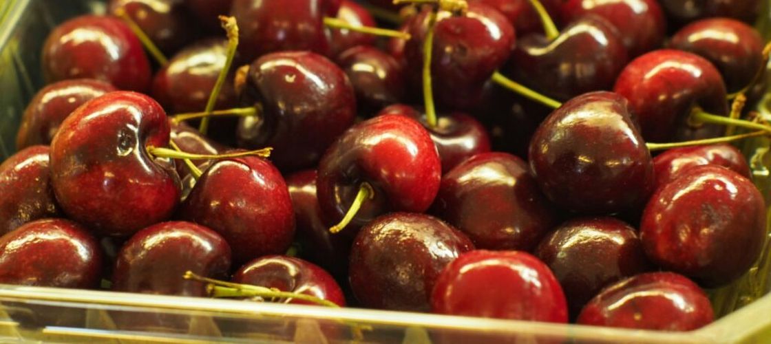 Prețul cu care se vinde un kilogram de cireșe într-o piață din Sibiu / Vânzătoare: „Au luat pofticioșii”